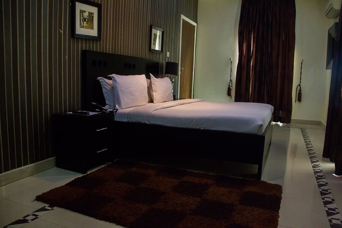 /web/uploads/116/Villa Angelia Hotel Ikoyi/room-photos/Deluxe Room Upgrade (Main Building))/a650bcd6.jpg